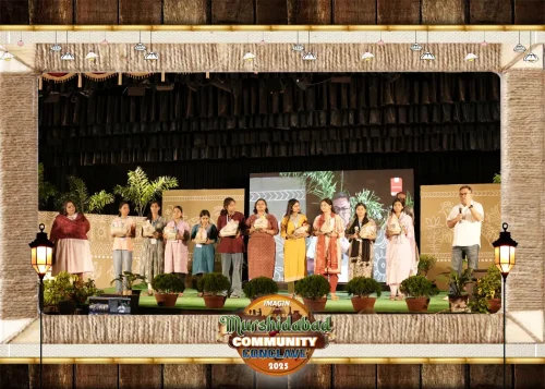 A hall full of applause at Community Conclave  as Suchorita Bardhan, Communication Specialist, UNICEF India–West Bengal, and Dhrubajyoti Pramanik, Managing Editor, Network18, present mementos of appreciation to the Community Youth Reporters .